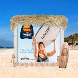 STUDIO MINUTA 8 - Identyfikacja wizualna klubu plażowego: logo West Beach Bar na tle plaży, deska surfingowa z napisem 'Zapraszamy' i grafika z kobietą. Elementy oznakowania w stylu beach bar.