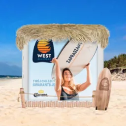 Identyfikacja wizualna klubu plażowego: logo West Beach Bar na tle plaży, deska surfingowa z napisem 'Zapraszamy' i grafika z kobietą. Elementy oznakowania w stylu beach bar.