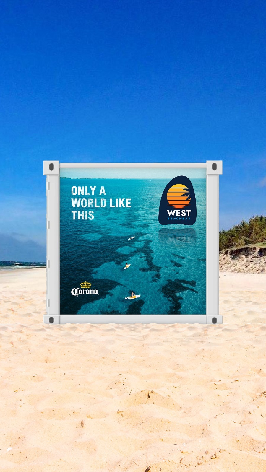 Oznakowanie beach baru 'West' na plaży. Grafika z motywem oceanu, surferów i logo Corona umieszczona na białym kontenerze, w tle błękitne niebo i piasek.