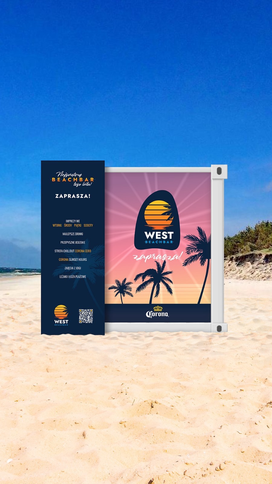 Identyfikacja wizualna beach baru: tablica informacyjna z logo, grafiką palm i hasłem reklamowym na tle plaży. Elementy oznakowania klubu plażowego.