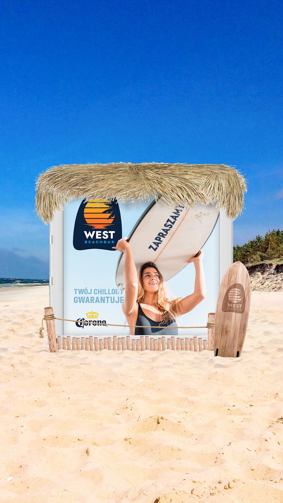 Identyfikacja wizualna klubu plażowego: logo West Beach Bar na tle plaży, deska surfingowa z napisem 'Zapraszamy' i grafika z kobietą. Elementy oznakowania w stylu beach bar.