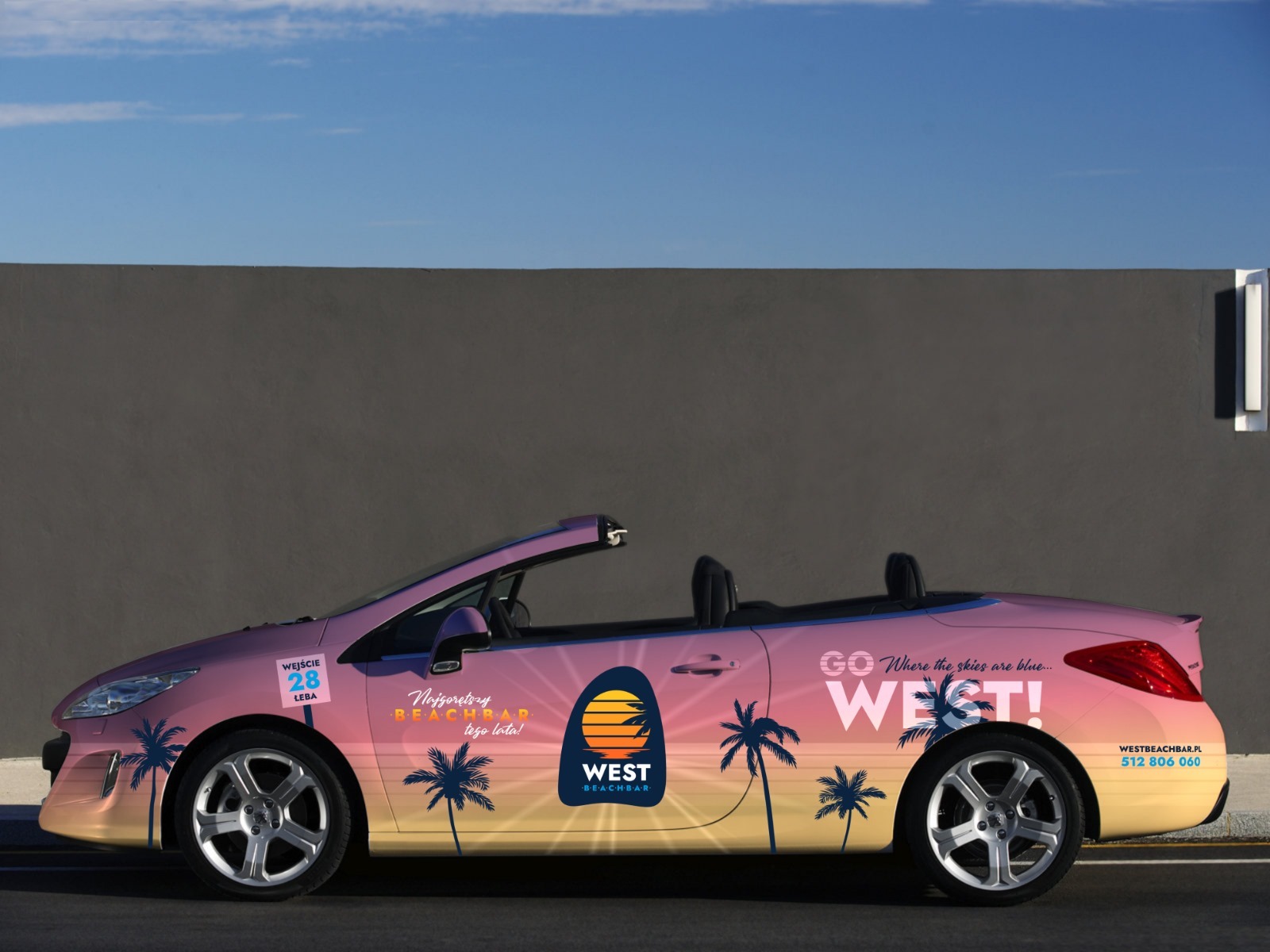Cabriolet w barwach klubu plażowego West Beach Bar z Łeby, z grafiką zachodzącego słońca i palm. Oznakowanie obejmuje logo, hasła reklamowe i dane kontaktowe.