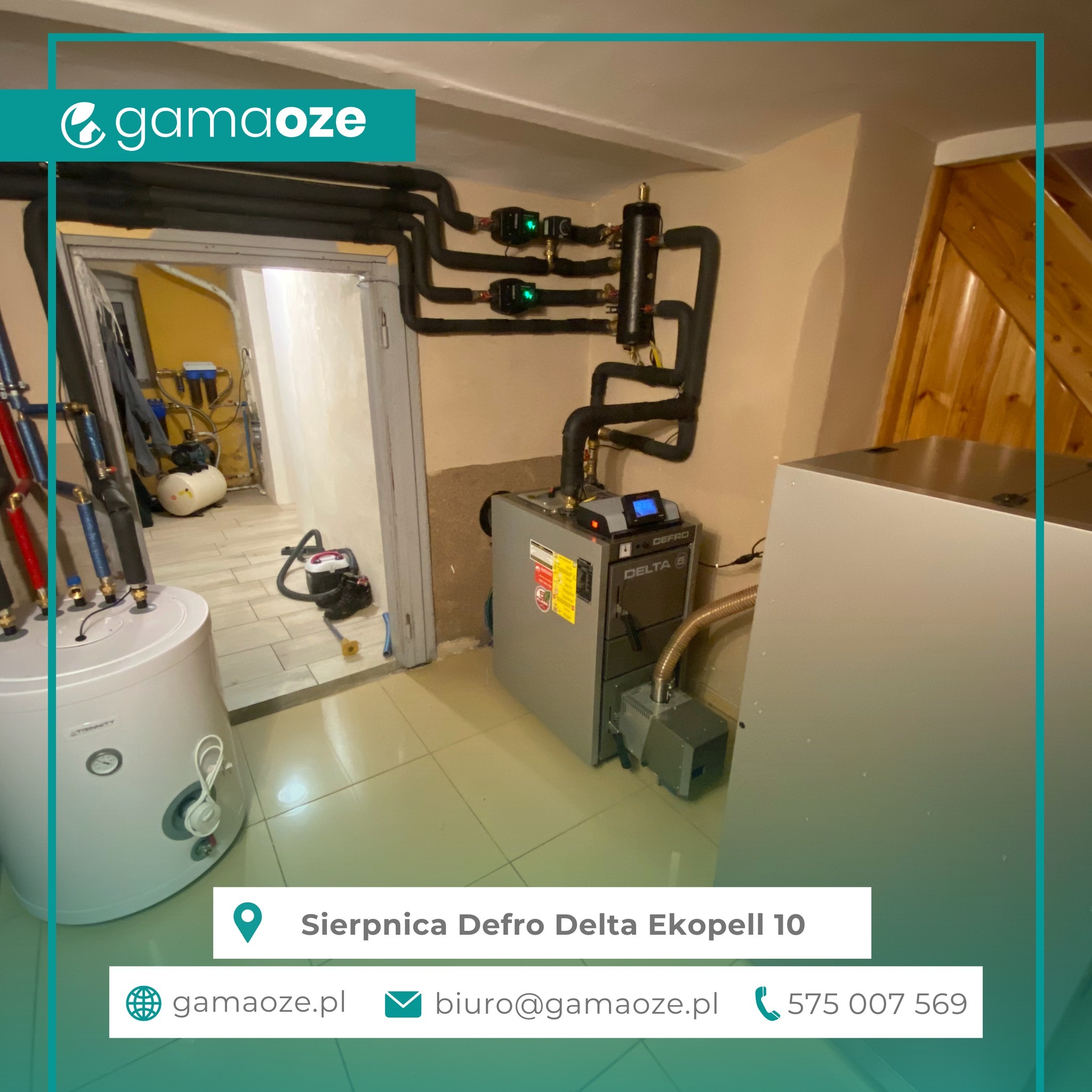 Zainstalowany piec Defro Delta Ekopell 10 w kotłowni, z widoczną instalacją rur, zbiornikiem buforowym i osprzętem. Widoczne elementy instalacji CO.