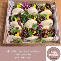 PUDŁA SMAKÓW - Monika Bijowska P.P.H.U 'MAJ-PLAST' - Eleganckie pudełko z 9 bułeczkami Bao, boczkiem w sosie hoisin i czerwoną kapustą, ozdobione jadalnymi kwiatami. Idealne na catering.