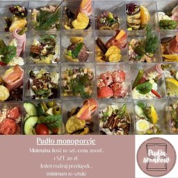 PUDŁA SMAKÓW - Monika Bijowska P.P.H.U 'MAJ-PLAST' - Pudełka monoporcjowe z różnorodnymi przekąskami, ułożone w rzędach. Każde pudełko zawiera inny rodzaj przystawki, od warzyw po mięsa i sery.