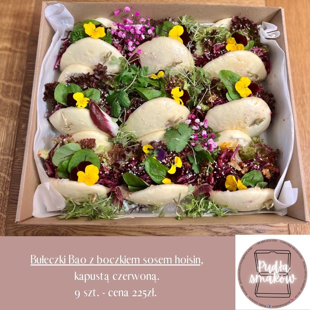 Eleganckie pudełko z 9 bułeczkami Bao, boczkiem w sosie hoisin i czerwoną kapustą, ozdobione jadalnymi kwiatami. Idealne na catering.