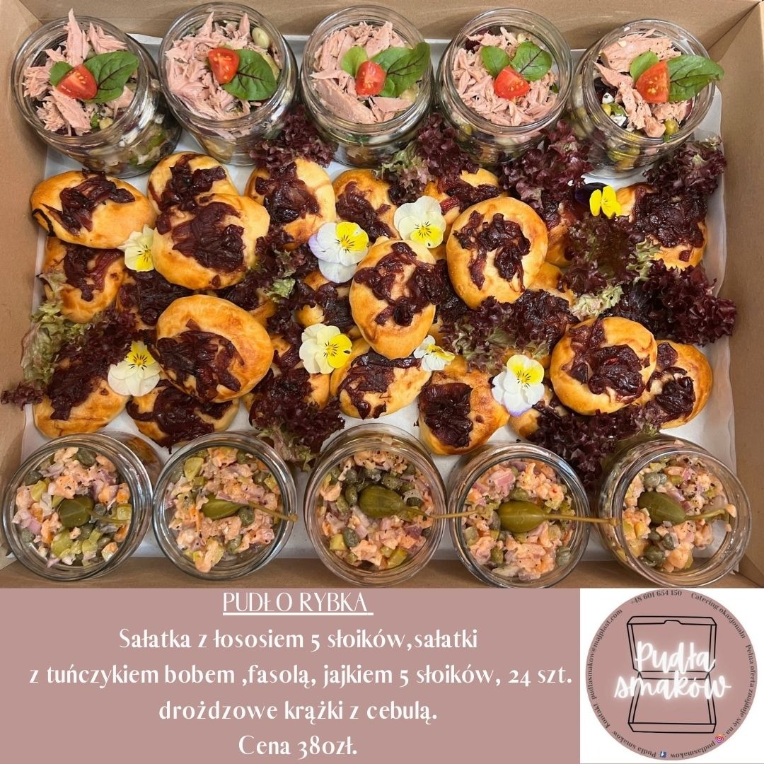 Zestaw cateringowy: słoiczki z sałatką z tuńczykiem i łososiem, drożdżowe krążki z cebulą, dekorowane sałatą i kwiatami, zapakowane w kartonowe pudełko.