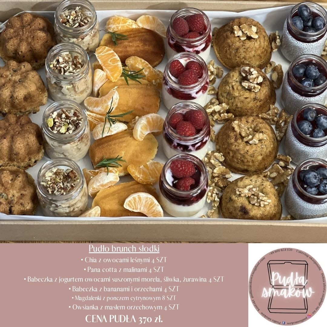 Słodkie pudełko brunchowe: babeczki, magdalenki, chia z owocami leśnymi, panna cotta z malinami i owsianka z masłem orzechowym, ułożone w kartonowym pudełku.