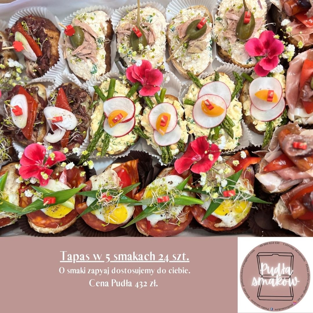 Eleganckie tapas w pudełku: kanapki z tuńczykiem, szparagami, rzodkiewką, jajkiem i szynką parmeńską, udekorowane kwiatami i kiełkami. Różnorodność smaków.