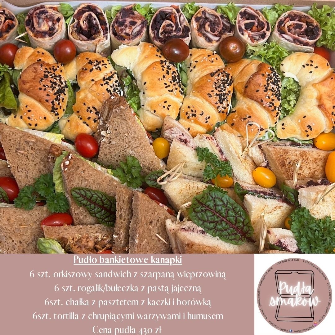 Pudełko bankietowe pełne kanapek, tortilli i rogalików z Gdyni. Orkiszowe sandwiche z szarpaną wieprzowiną, chałka z pasztetem i borówką, estetyczna kompozycja.