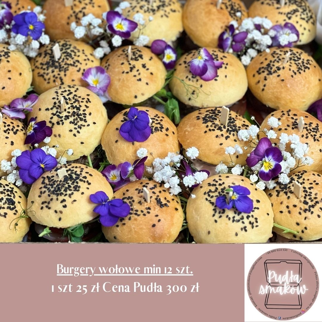 Dekoracyjne mini burgery wołowe z czarnuszką i kwiatami, ułożone w pudełku. Cena za pudełko 300 zł.