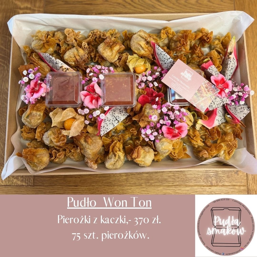 Pudełko won ton z pierożkami z kaczki, udekorowane kwiatami i pitają, z dwoma sosami. Eleganckie i apetyczne danie gotowe do spożycia.