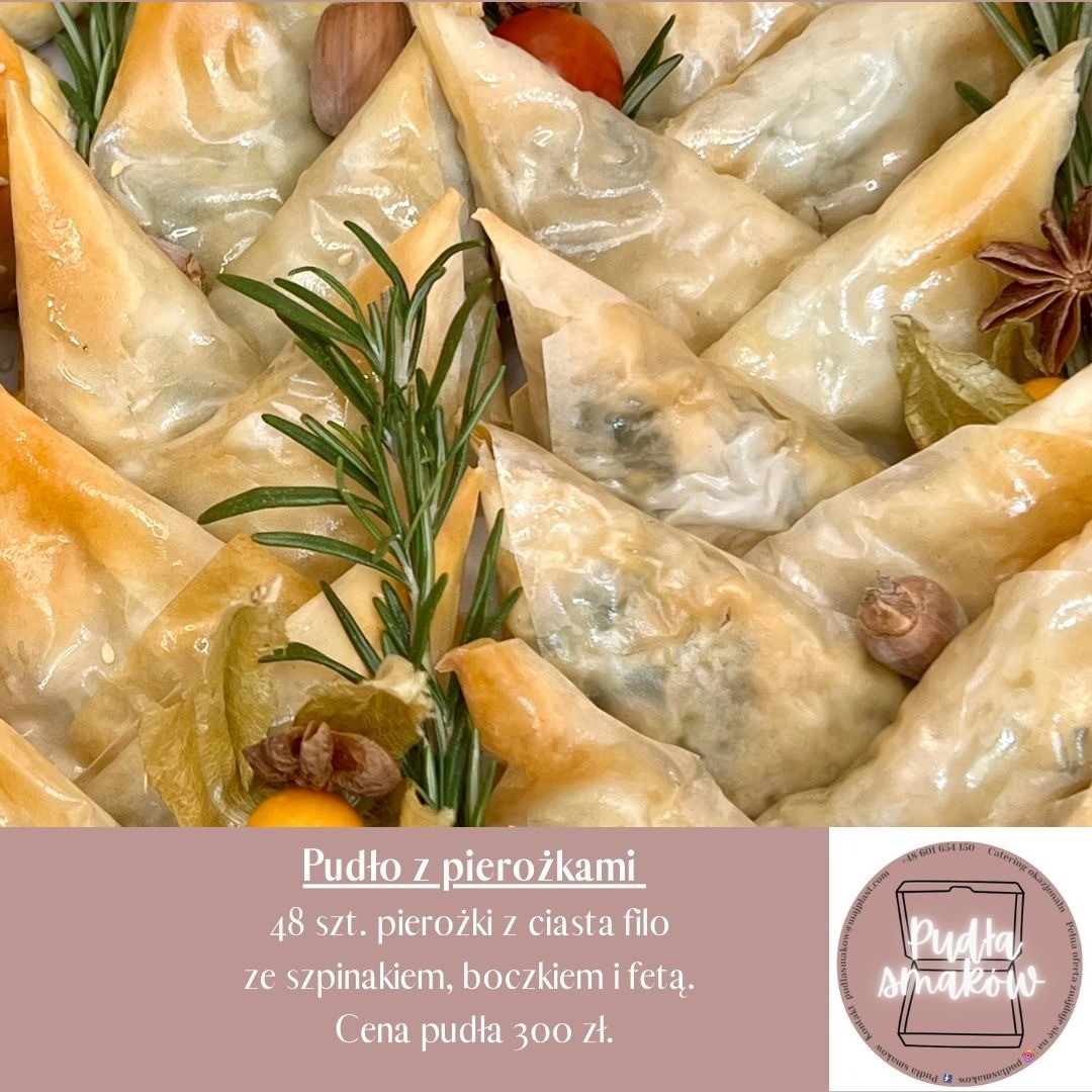 Pudełko pierożków filo ze szpinakiem, boczkiem i fetą, udekorowane rozmarynem i anyżem gwiaździstym. Całość w ciepłej tonacji, widok z góry.