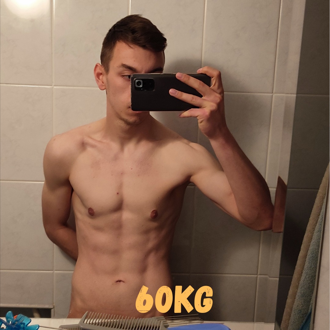 Mężczyzna robi selfie bez koszulki, widoczny brzuch i klatka piersiowa. Na dole zdjęcia naklejka 60KG. Tło to łazienka w płytkach.