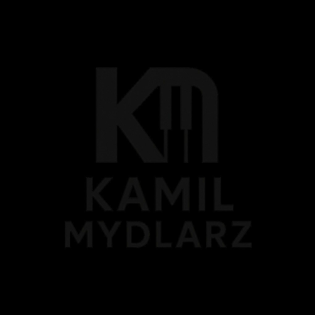 Minimalistyczne logo: czarne litery 'KM' z klawiaturą fortepianu wpisaną w 'M', poniżej imię i nazwisko 'Kamil Mydlarz' w szarym odcieniu na czarnym tle.