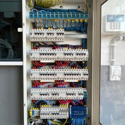 duża rozdzielnia w budynku usługowym