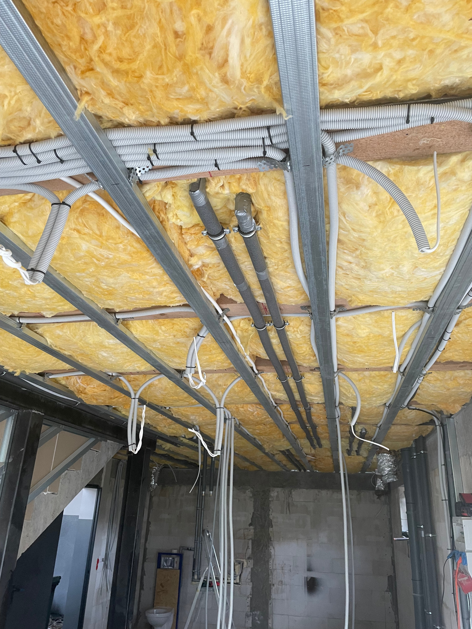 sposób prowadzenia przewodów w sufitach