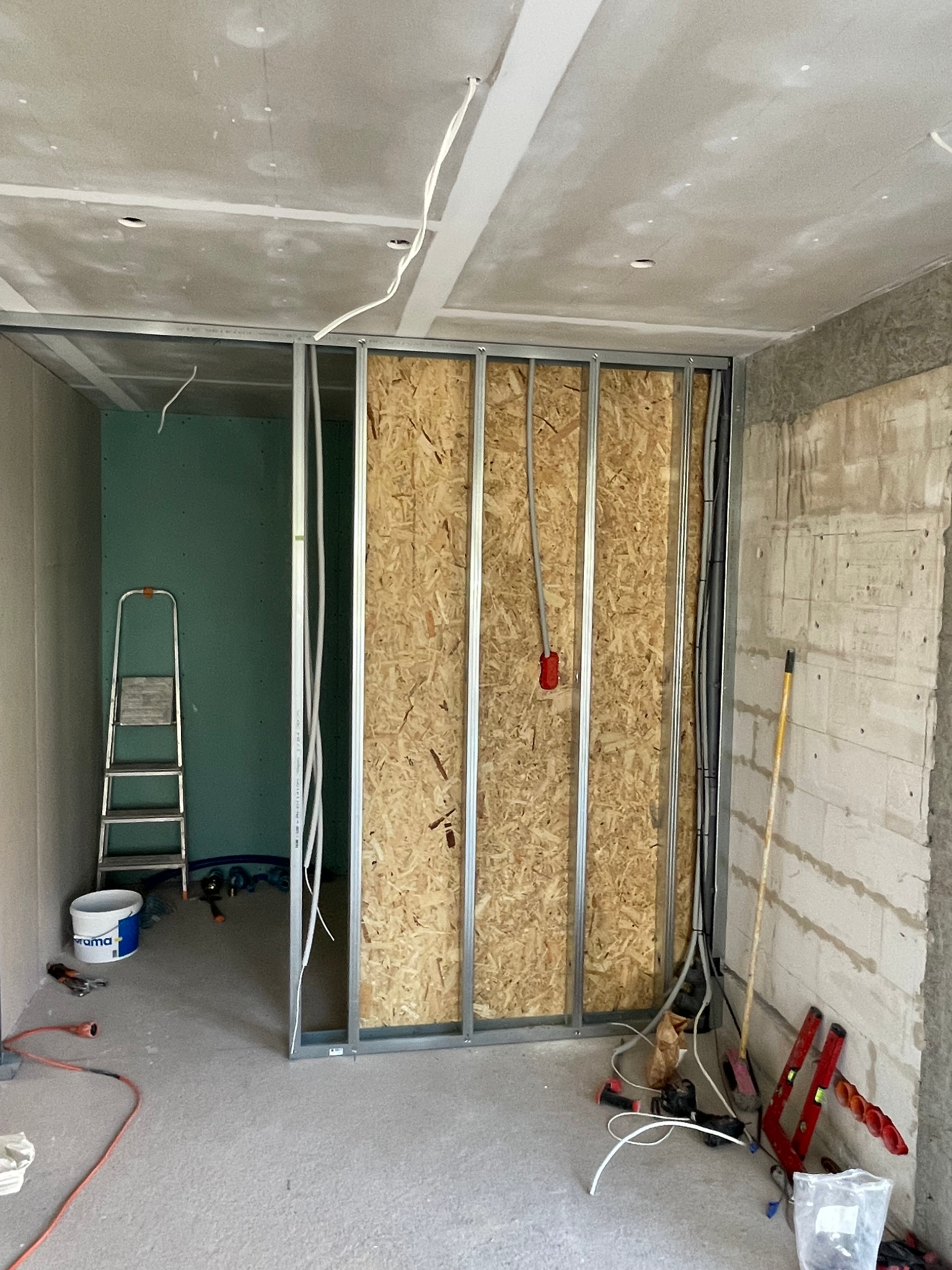 sposób prowadzenia przewodów w ścianach