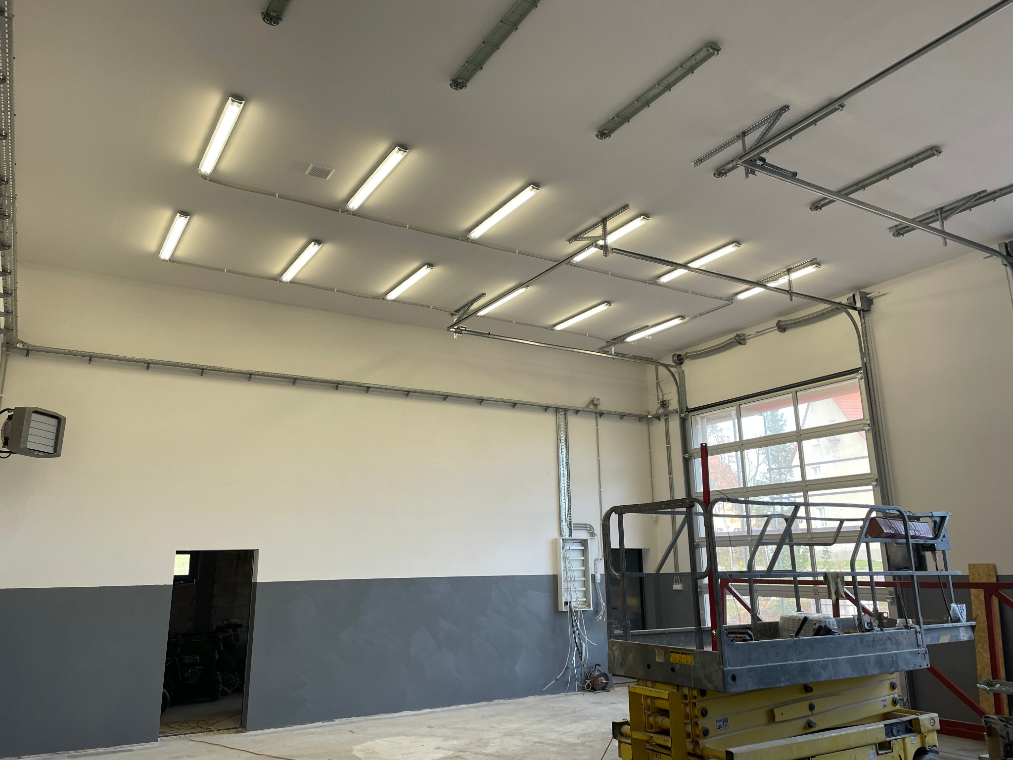 montaż oświetlenia w hali