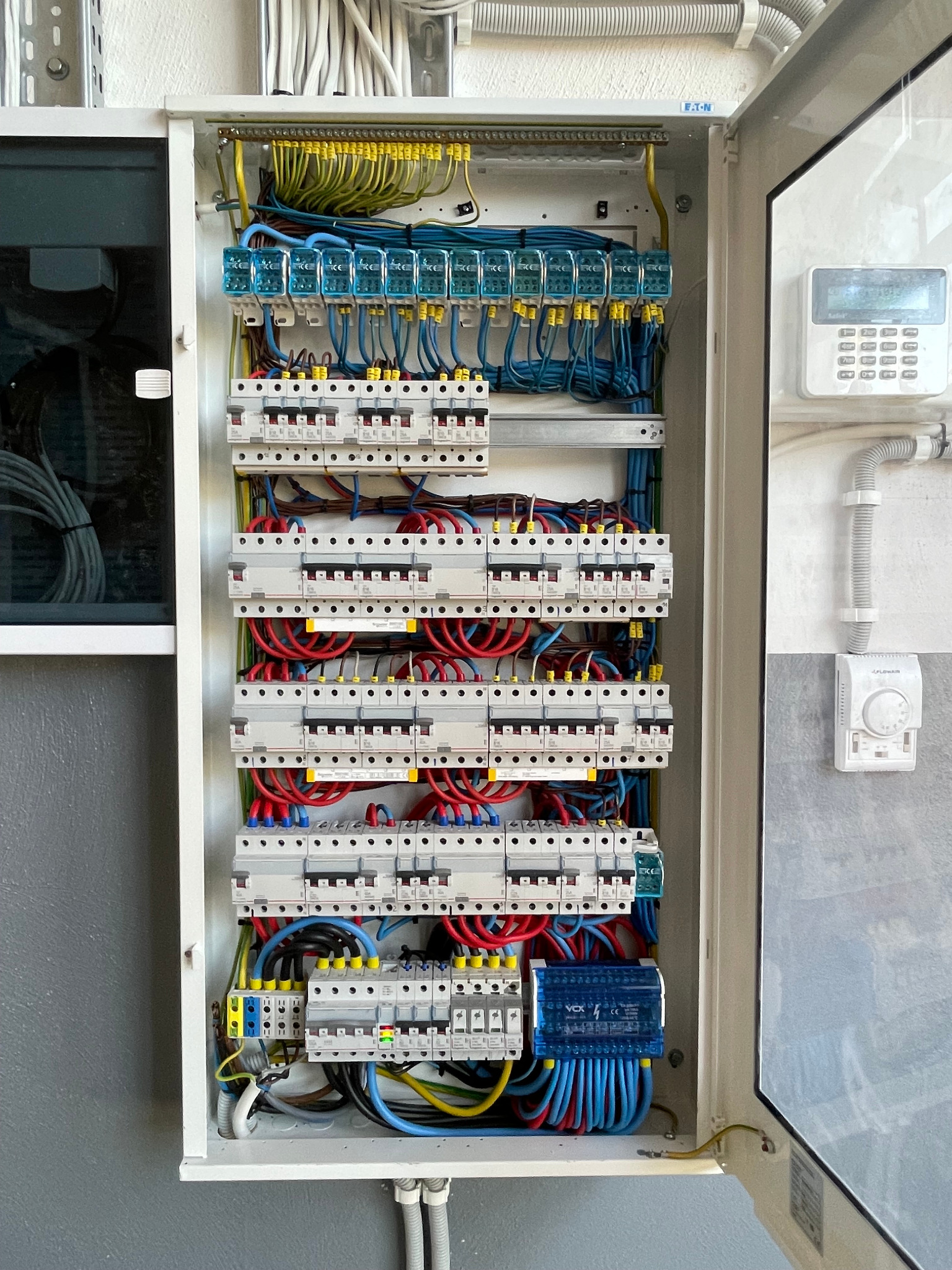 duża rozdzielnia w budynku usługowym