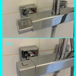 Bateria prysznicowa przed i po czyszczeniu. Widoczne osady i połysk chromu po zabiegu. Ukazane na białych płytkach.