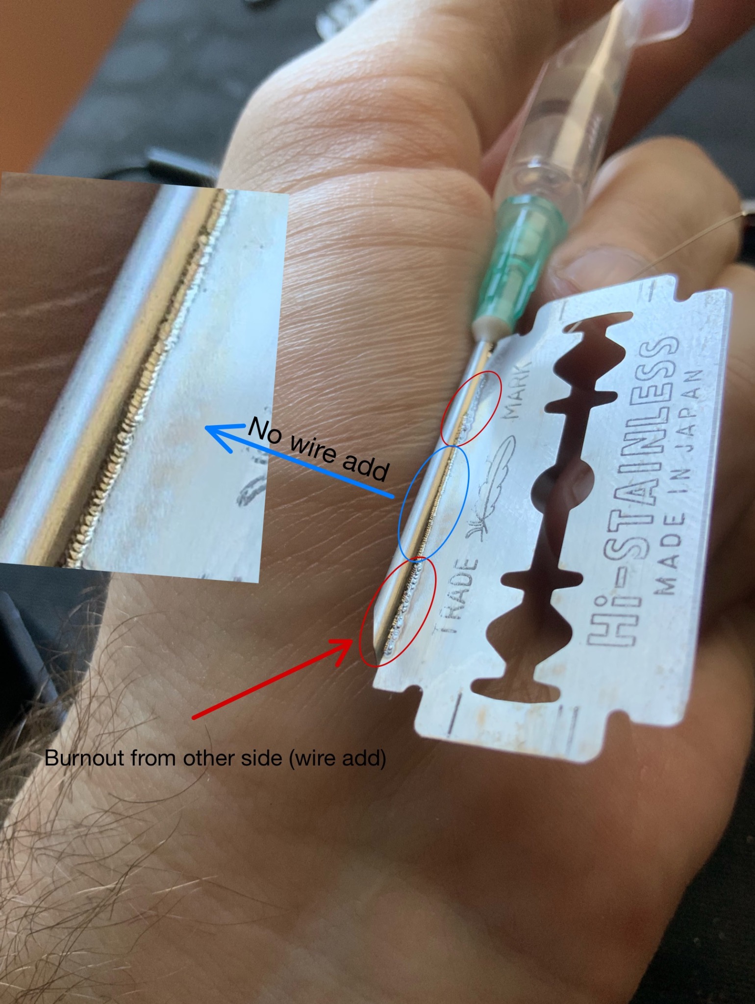 Nietypowe zbliżenie na test spoiny na ostrzu żyletki z użyciem dozownika, ukazujące różnice w jakości zależne od metody spawania.