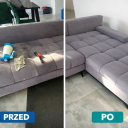 Panda Cleaner - Szara, narożna kanapa z widocznymi plamami (PRZED) i czysta (PO). Na siedzisku spryskiwacz, ściereczka i szczotka. Efekt czyszczenia tapicerki, ujęcie typu 'przed i po'.