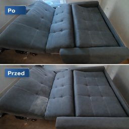 Panda Cleaner - Szara, rozłożona kanapa z widoczną różnicą przed i po czyszczeniu. Górna część zdjęcia pokazuje kanapę po, dolna przed. Widoczne plamy i odświeżony wygląd.
