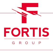 Czerwone logo Fortis Group z charakterystyczną literą F i napisem, na białym tle. Minimalistyczny design z liniami akcentującymi górną część litery.
