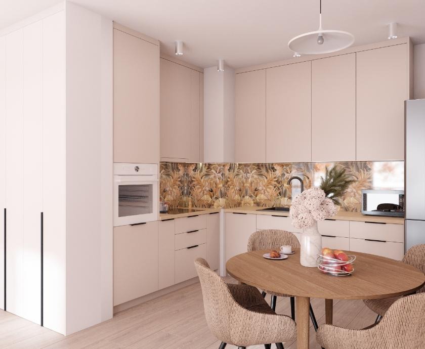 Jasna kuchnia z beżowymi frontami, dekoracyjnym panelem nad blatem i okrągłym stołem z plecionymi krzesłami. Minimalistyczne oświetlenie sufitowe.