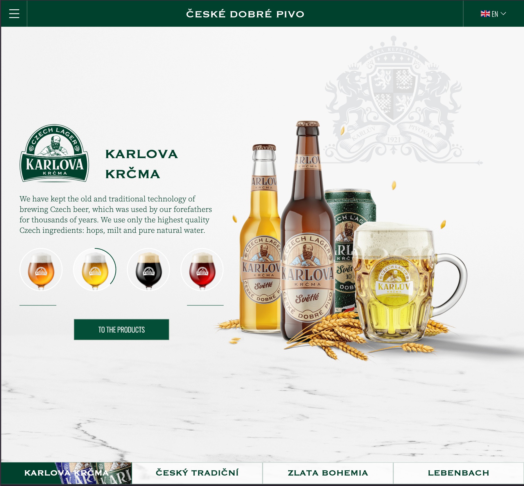 Promocyjna grafika piwa Karlova Krčma prezentująca butelki, puszkę i kufel z piwem na jasnym tle z elementami jęczmienia.