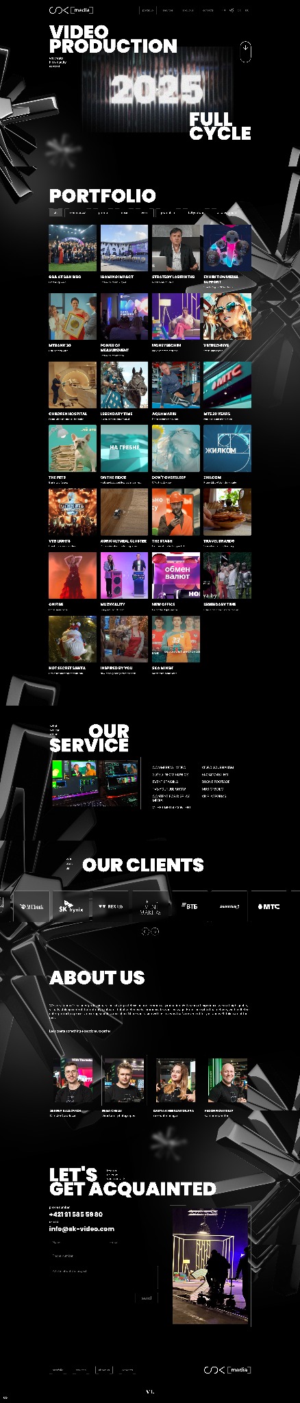 Strona internetowa prezentująca portfolio firmy produkującej wideo, z sekcjami o usługach, klientach i zespole. Czarno-biała kolorystyka z akcentami kolorowych miniaturek.