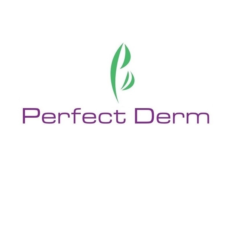 Logo Perfect Derm: fioletowy napis i zielony symbol liścia, minimalizm i elegancja w identyfikacji wizualnej medycyny estetycznej.