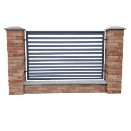 Segment płotu z cegły Magnolia, który zbudowany jest z produktów dostępnych w naszym sklepie: elementów słupka, przęsła i daszków.