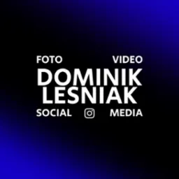Logo firmy Dominik Lesniak Foto Video Social Media na czarnym tle z gradientem niebieskim, promujące usługi fotograficzne i wideofilmowanie.