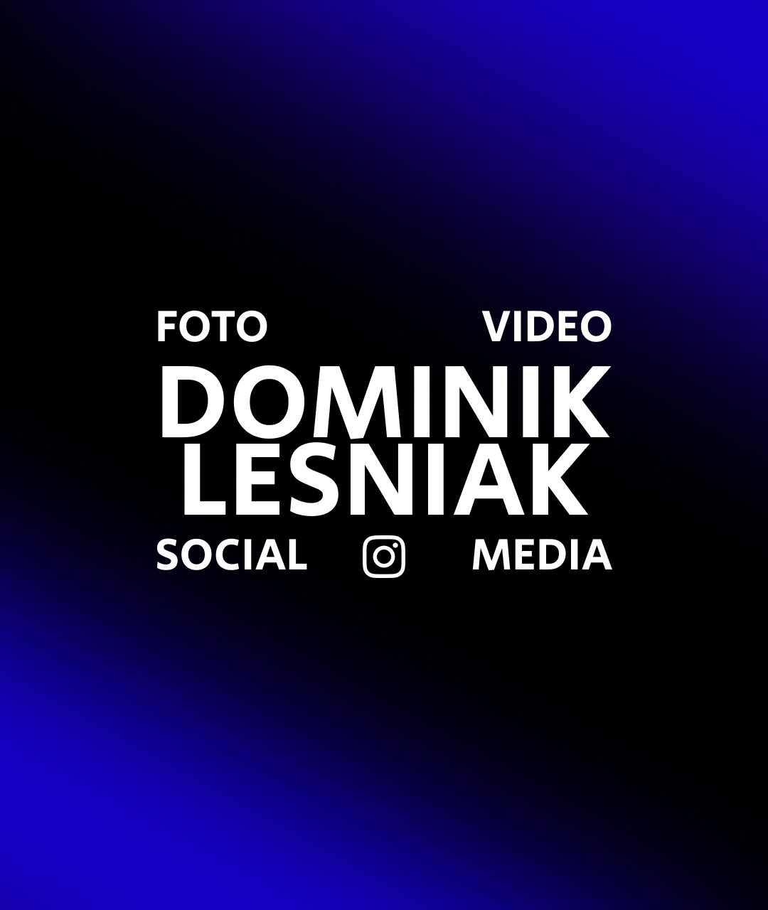 Logo firmy Dominik Lesniak Foto Video Social Media na czarnym tle z gradientem niebieskim, promujące usługi fotograficzne i wideofilmowanie.