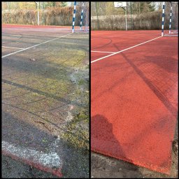 CLEAN HOUSE Radosław Myśliwiec - Efekt 'przed i po' czyszczenia czerwonej, gumowej nawierzchni boiska sportowego z mchu i zabrudzeń. Widoczne bramki do piłki ręcznej i białe linie boiska.