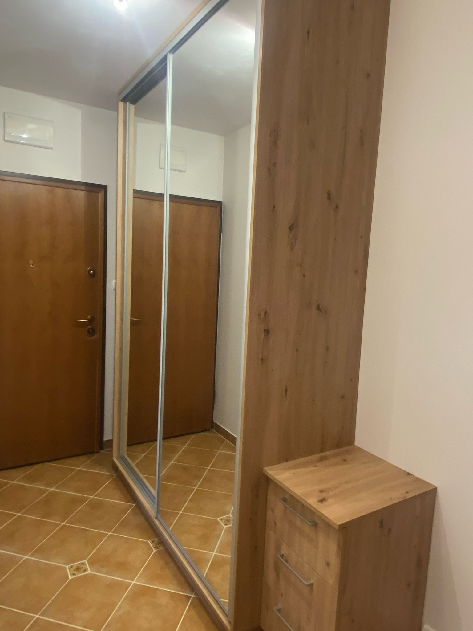 Szafa z drzwiami przesuwnymi do korytarza