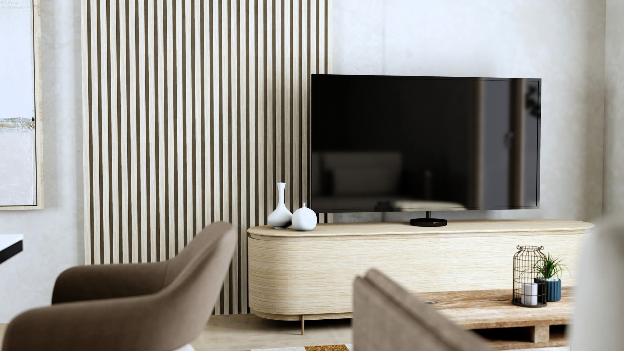 Nowoczesny salon z drewnianą ścianką działową, telewizorem na szafce RTV, białymi wazonami i beżowymi fotelami. Stonowana kolorystyka, minimalistyczny wystrój.