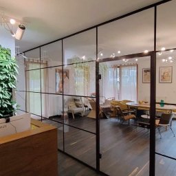 Zabudowa z drzwiami akustyczna loftowa wygradzająca strefę pracy w domu