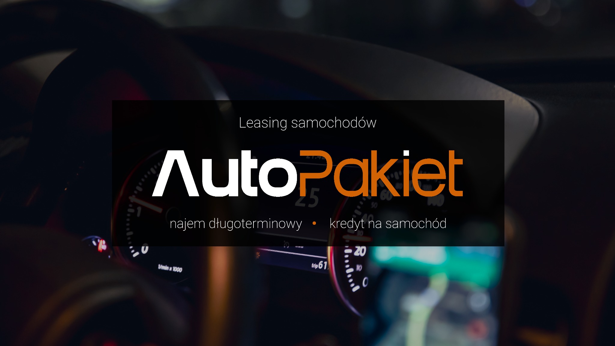 Logo AutoPakiet na tle deski rozdzielczej samochodu w Krakowie. Oferta: leasing, najem długoterminowy, kredyt. Widoczne zegary i wskaźniki pojazdu.