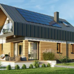 Wizualizacja domu jednorodzinnego z drewnianą elewacją, panele słoneczne na dachu, balkon z przeszkloną balustradą i taras z meblami ogrodowymi.