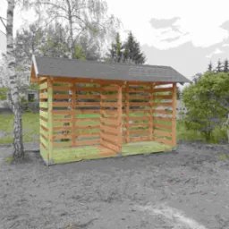 Drewniana konstrukcja z dachem w ogrodzie, możliwe przeznaczenie jako składzik na drewno lub narzędzia ogrodowe. W tle widoczne drzewa.