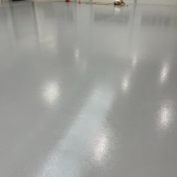 K - FLOOR Posadzki Żywicze Krzysztof Kudzia - Posadzka epoksydowa przemysłowa 3mm, 3-y warstwowa. System antypoślizgowy w kolorze szarym