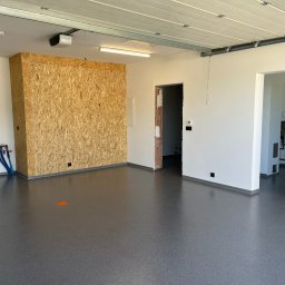 Posadzka epoksydowa przemysłowa 3mm, 3-y warstwowa. System antypoślizgowy. Zasyp kolorowym piaskiem kwarcowym. Cokolik 5cm z wyobleniem.