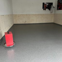 Posadzka epoksydowa przemysłowa 3mm, 3-y warstwowa. System antypoślizgowy. Zasyp kolorowym piaskiem kwarcowym. Cokolik 5cm z wyobleniem.