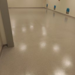 Posadzka epoksydowa przemysłowa 3mm, 3-y warstwowa. System antypoślizgowy. Zasyp kolorowym piaskiem kwarcowym. Cokolik 5cm z wyobleniem.