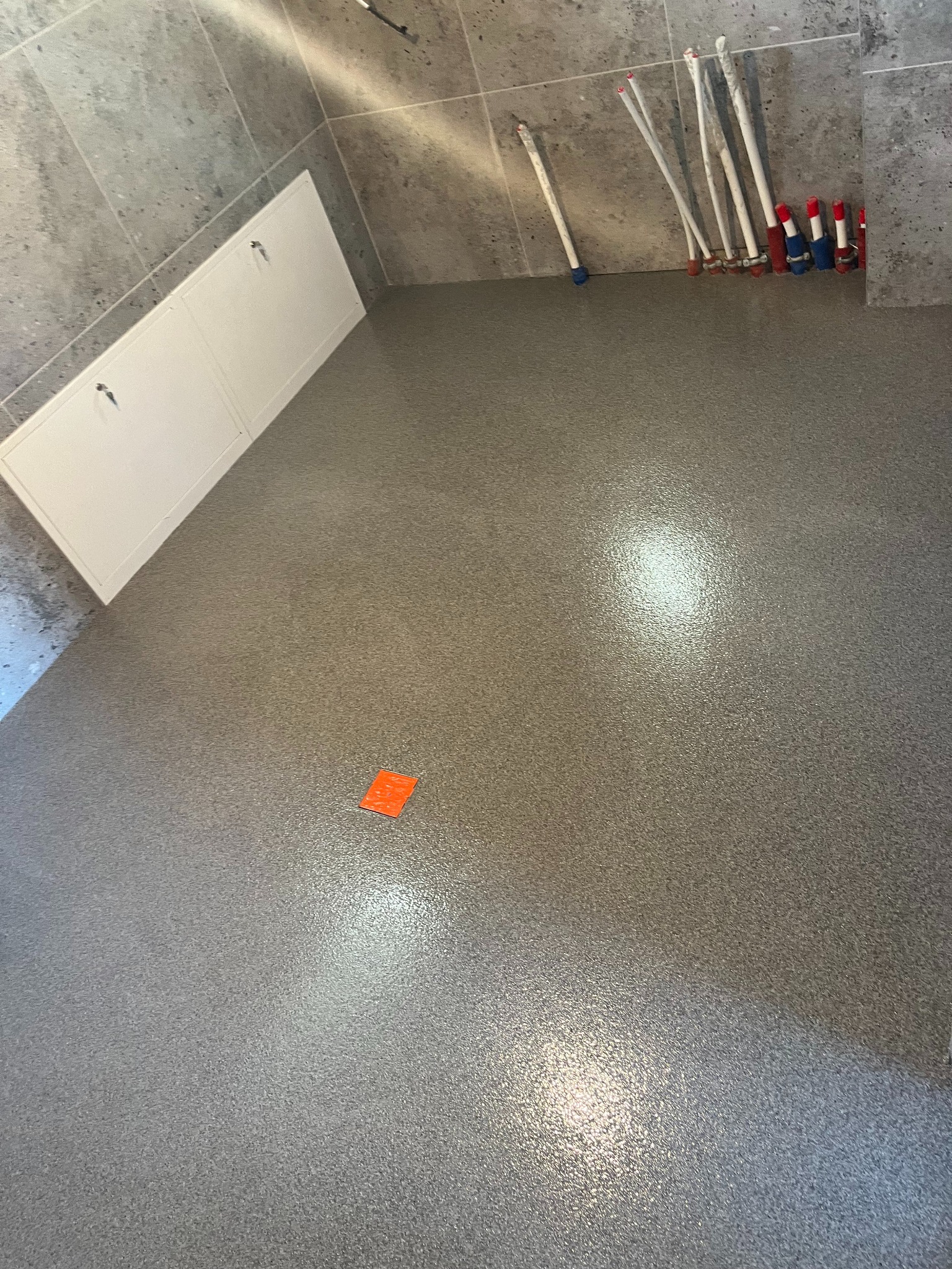 Posadzka epoksydowa,3-y warstwowa. System antypoślizgowy. Zasyp kolorowym piaskiem kwarcowym.