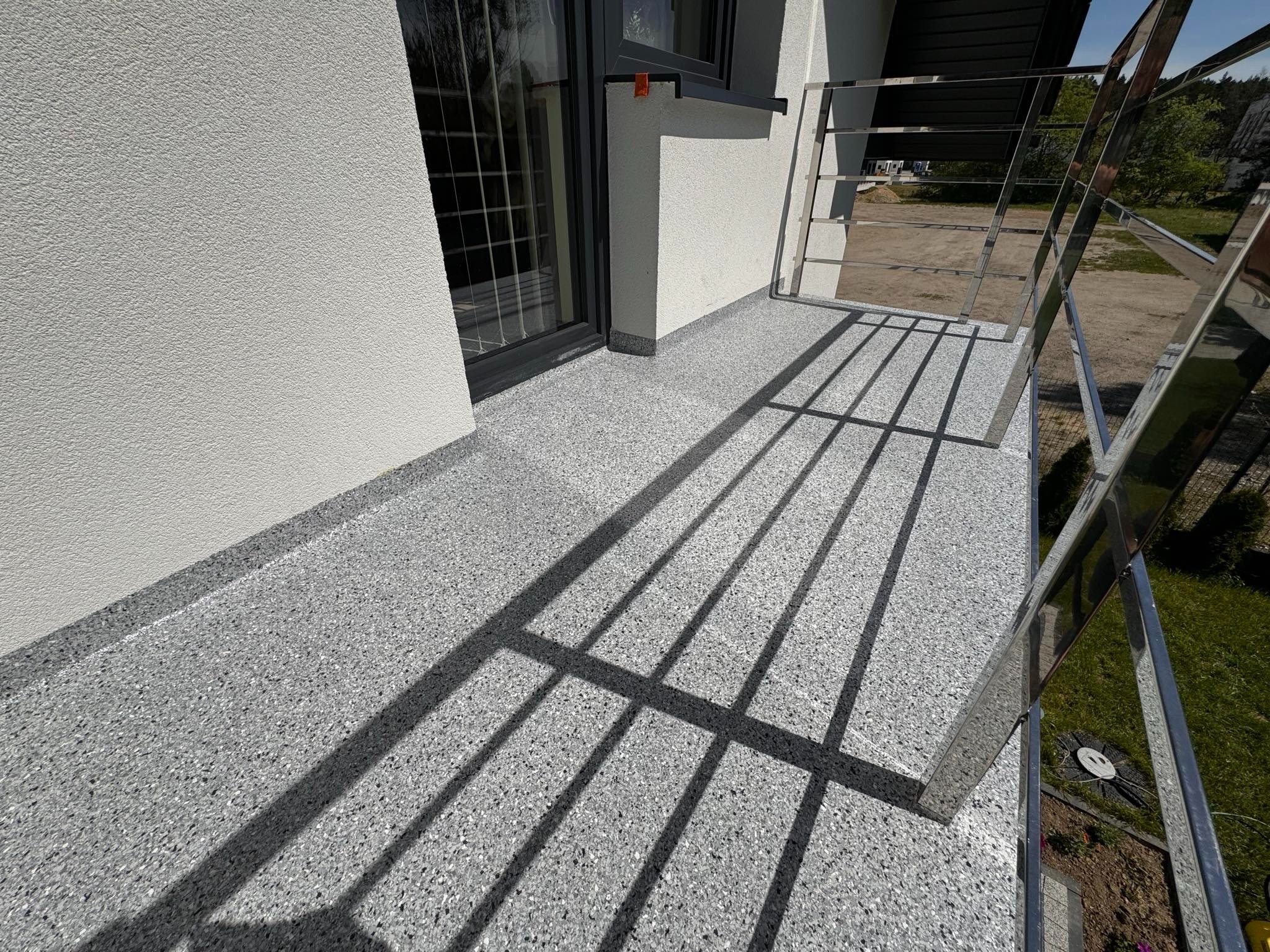 Balkon w systemie membrany żywicznej poliuretanowej Alifatycznej. Zasyp płatkami ceramicznym pełny.