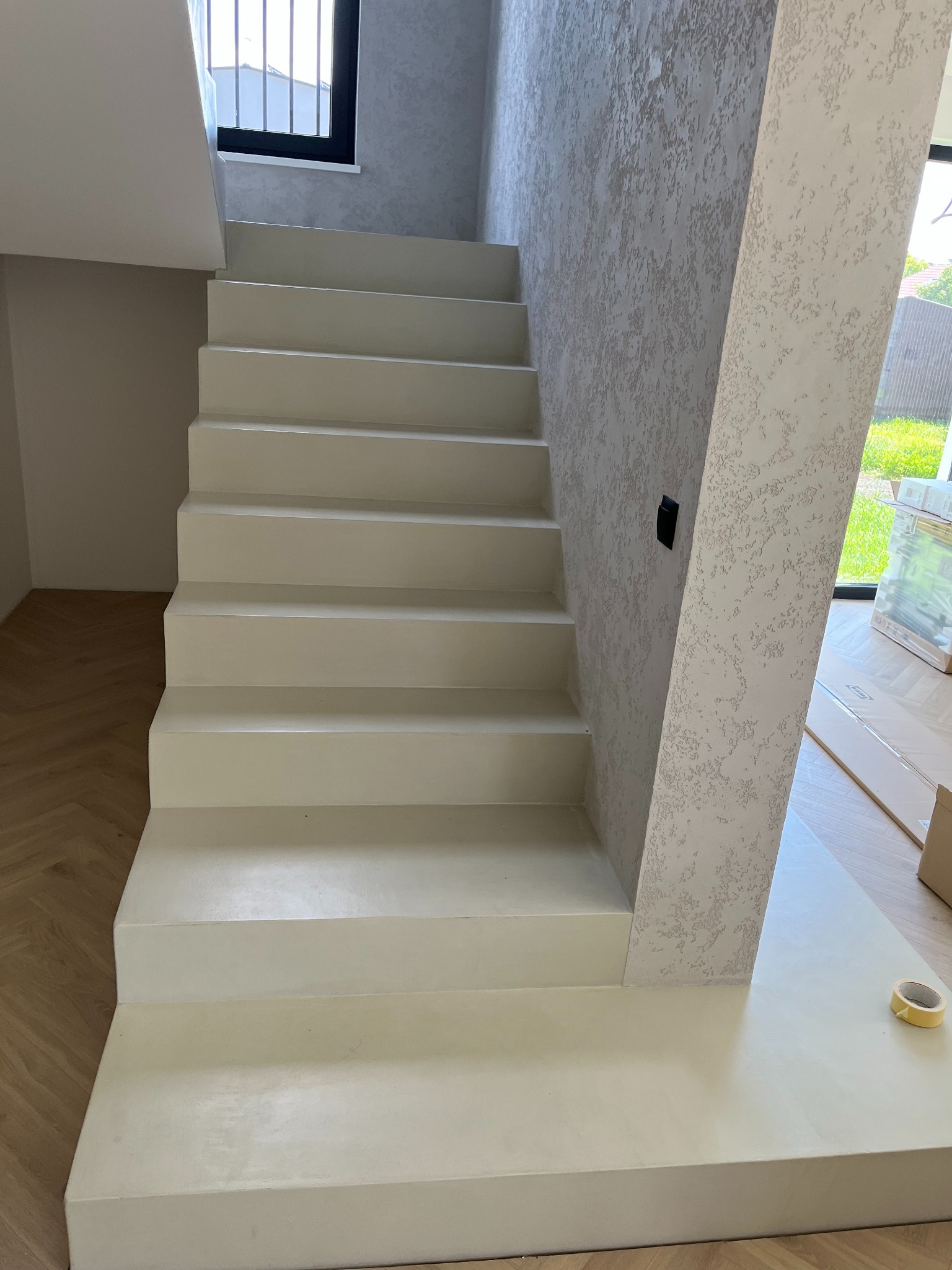 Schody w mikrocemencie.